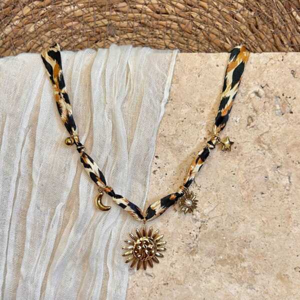 Collier foulards léopard breloques