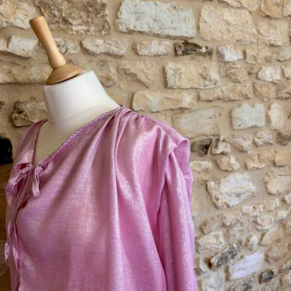 Robe courte rose satinée – Image 4