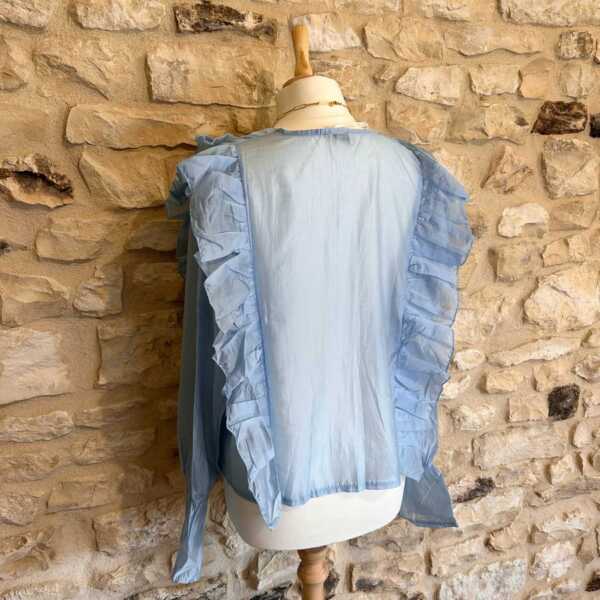 Blouse bleu ciel à volants – Image 3