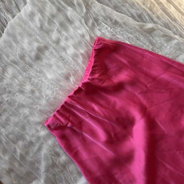 Jupe longue satinée fuchsia – Image 2