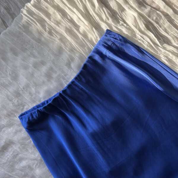 Jupe longue satinée bleu électrique – Image 2