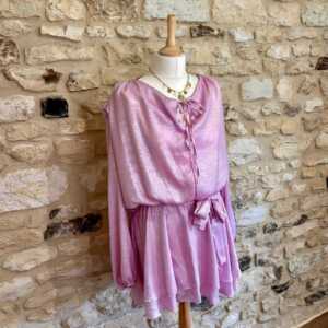 Robe courte rose satinée