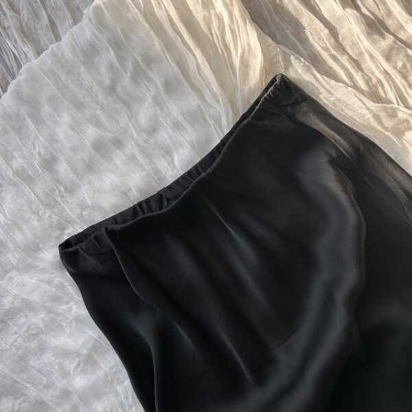 Jupe longue satinée noire – Image 2