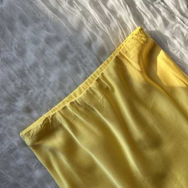 Jupe longue satinée jaune – Image 2