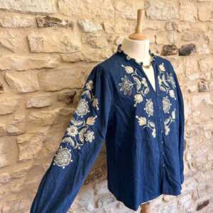 Blouse bleu jeans brodée