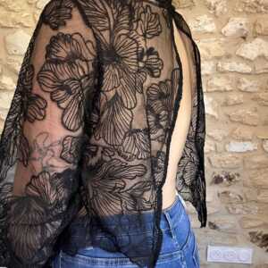 Blouse en dentelle et broderie floral