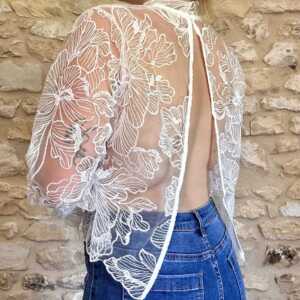 Blouse en dentelle et broderie floral