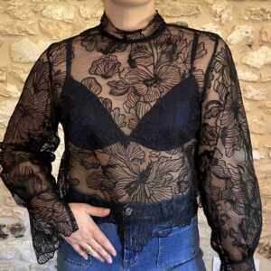 Blouse en dentelle et broderie floral