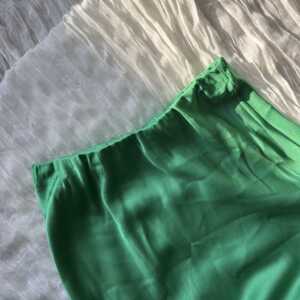 Jupe longue satinée vert brésil