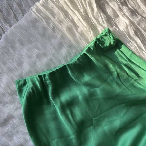 Jupe longue satinée vert brésil – Image 2