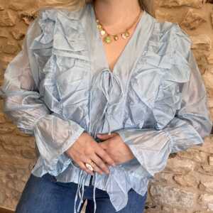 Blouse bleu ciel à volants