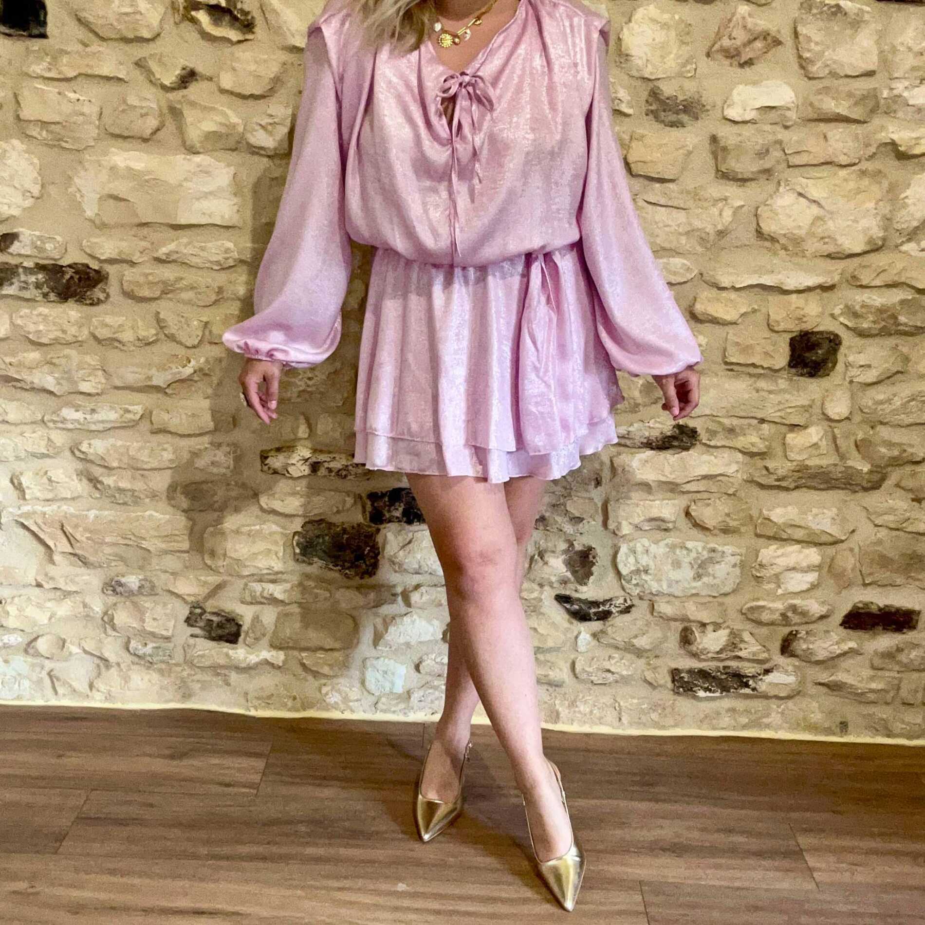 Robe courte rose satinée